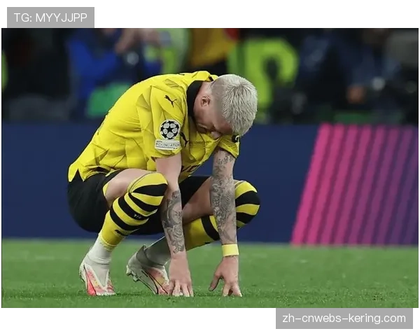 场边镜头：看台上，罗伊斯与莱万多夫斯基并肩观战多特对阵巴萨